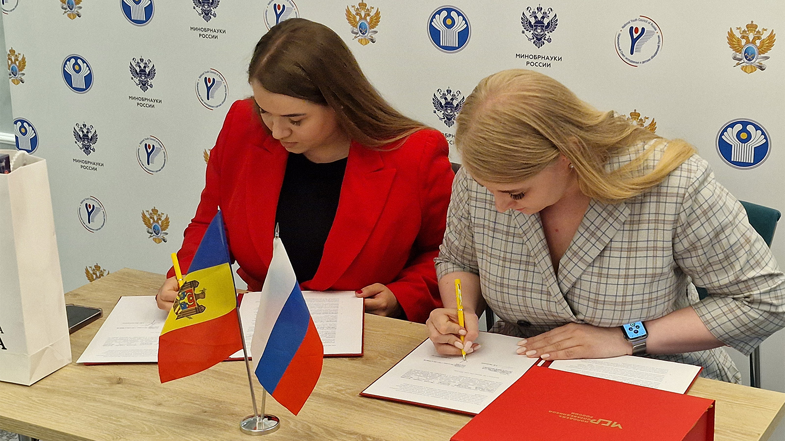 Молодые активисты соцпартий Молдавии и России подписали соглашение о сотрудничестве